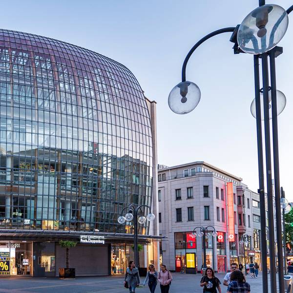 Das Bekleidungsfachgeschäft von Peek und Cloppenburg, befindet sich auf der Schildergasse in der Kölner Innenstadt.
Das Gebäude wird auch als Weltstadthaus bezeichnet, bzw. der typische Kölner sagt auch gerne Walfisch als Kosename zu dem Haus.
