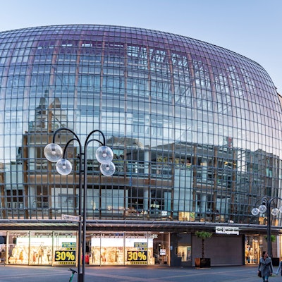 Das Bekleidungsfachgeschäft von Peek und Cloppenburg, befindet sich auf der Schildergasse in der Kölner Innenstadt.
Das Gebäude wird auch als Weltstadthaus bezeichnet, bzw. der typische Kölner sagt auch gerne Walfisch als Kosename zu dem Haus.