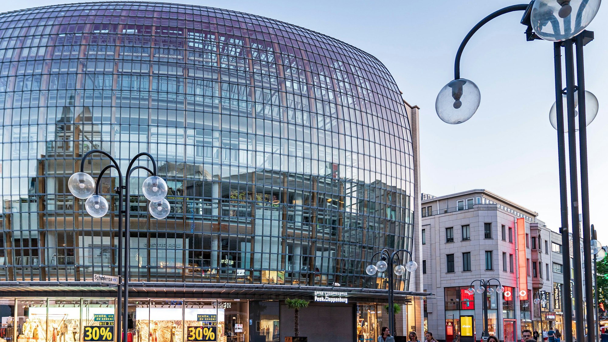 Das Bekleidungsfachgeschäft von Peek und Cloppenburg, befindet sich auf der Schildergasse in der Kölner Innenstadt.
Das Gebäude wird auch als Weltstadthaus bezeichnet, bzw. der typische Kölner sagt auch gerne Walfisch als Kosename zu dem Haus.