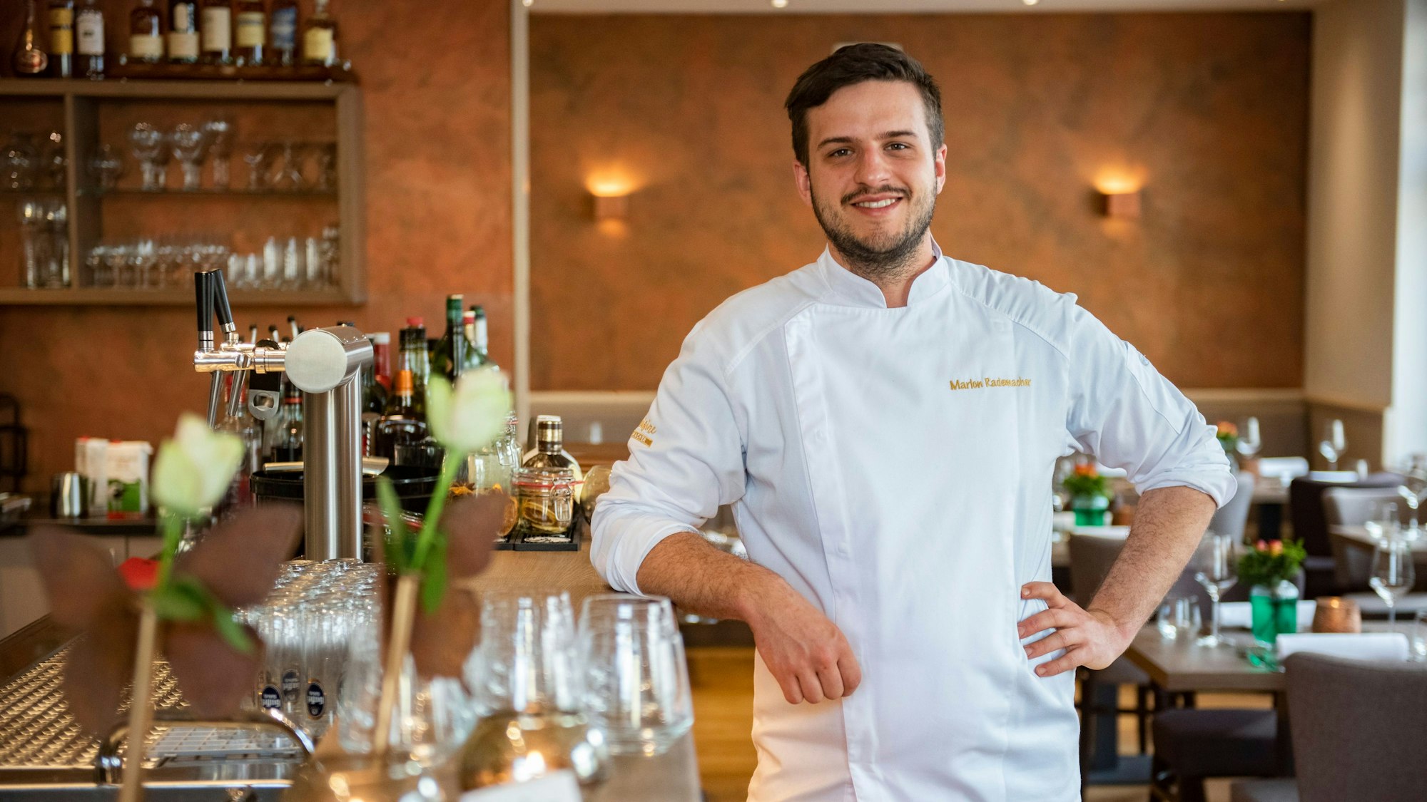 Marlon Rademacher steht im Restaurant La Cuisine Rademacher