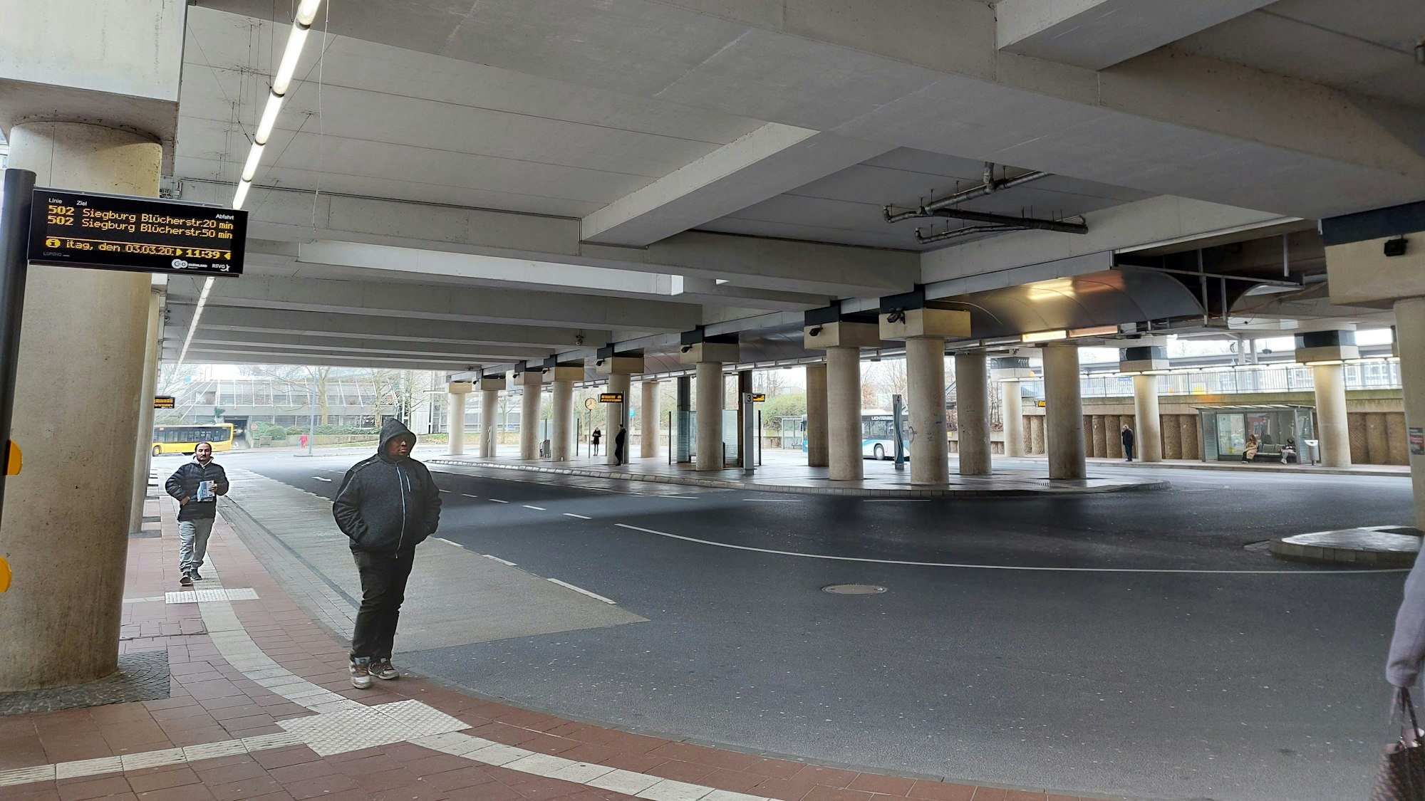 Gähnende Leere am Siegburger Busbahnhof.