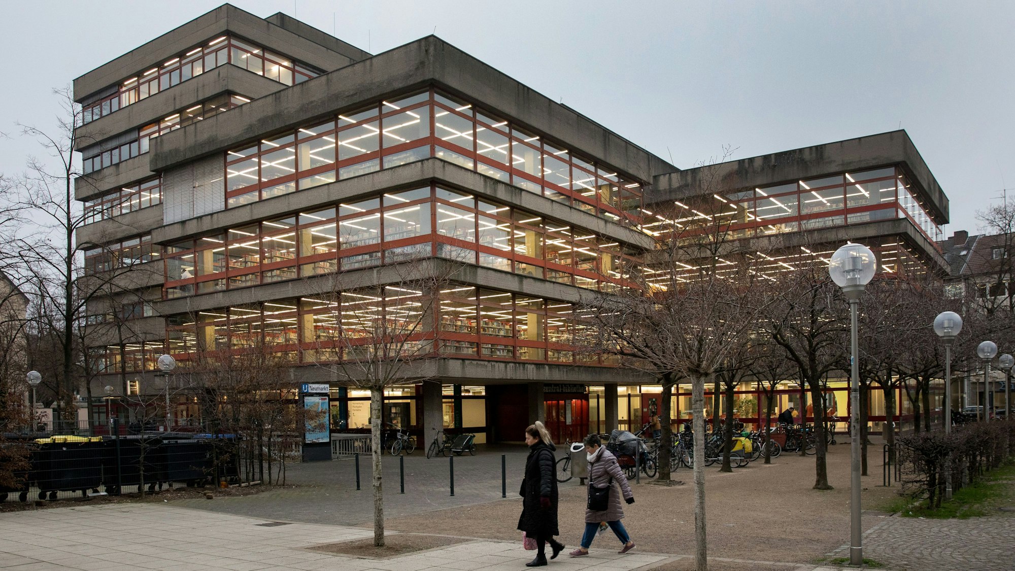 Außenansicht der Zentralbibliothek am Neumarkt.