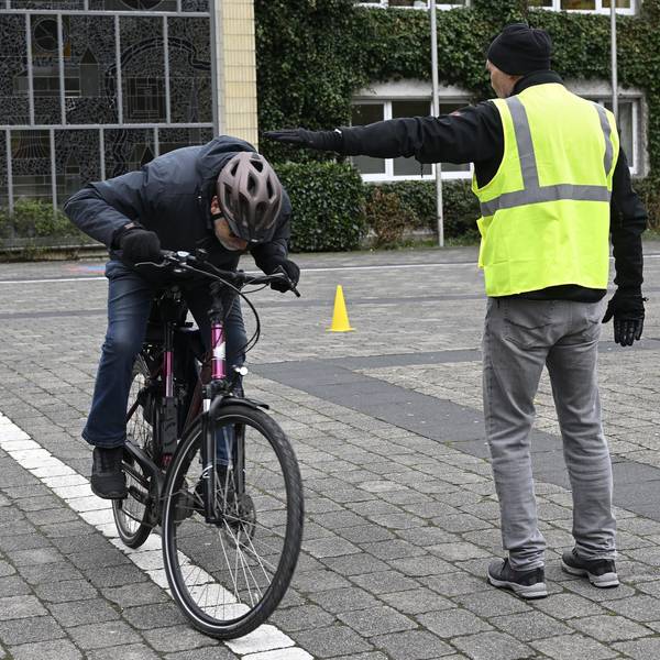Fahrsicherheitstrainings wie hier im vergangenen Jahr in Kürten helfen Fahrerinnen und Fahrern auch, die Geschwindigkeit besser einzuschätzen und so Unfälle zu vermeiden.
