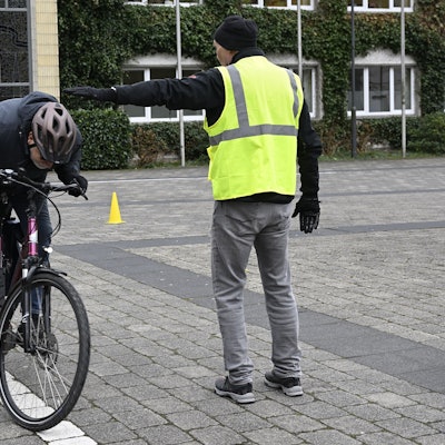 Fahrsicherheitstrainings wie hier im vergangenen Jahr in Kürten helfen Fahrerinnen und Fahrern auch, die Geschwindigkeit besser einzuschätzen und so Unfälle zu vermeiden.