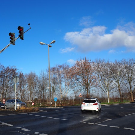 Das Foto zeigt die Kreuzung Bonnstraße/Orrer Straße in Pulheim. Die Ostumgehung würde in diese Kreuzung münden.