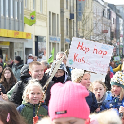 Kinder demonstrieren mit Schildern in Bergisch Gladbach