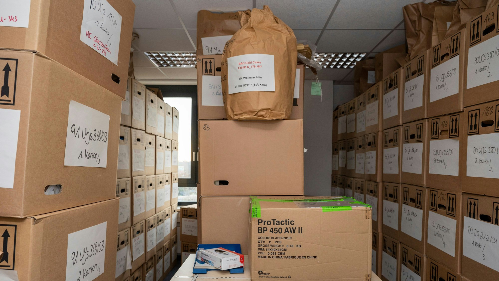 In der Asservatenkammer liegen Fundstücke zu den Cold Cases, die die Kölner Polizei ermittelt. Dutzende Kartons türmen sich bis unter die Decke.
