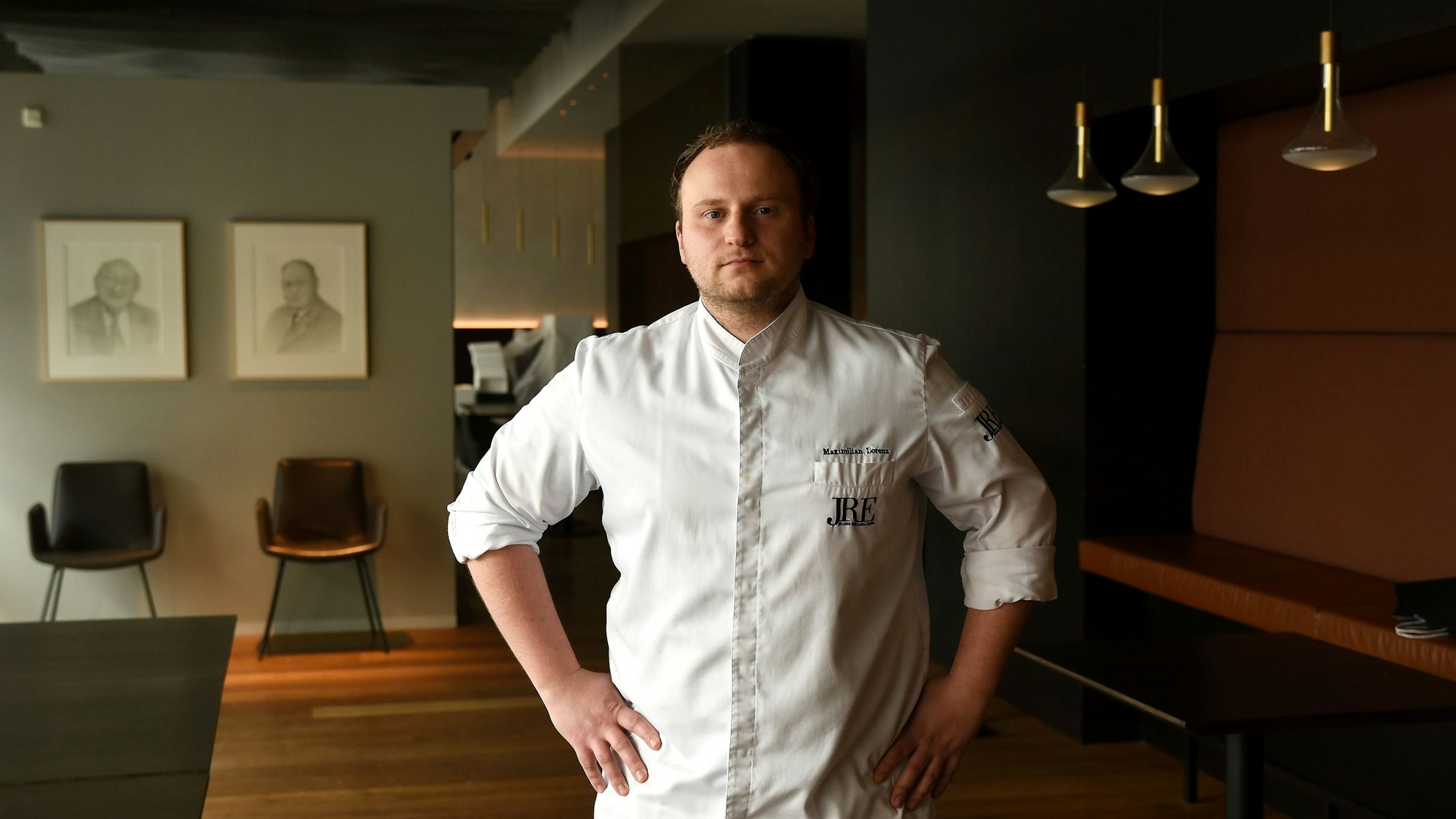 Koch Maximilian Lorenz steht in seinem Restaurant