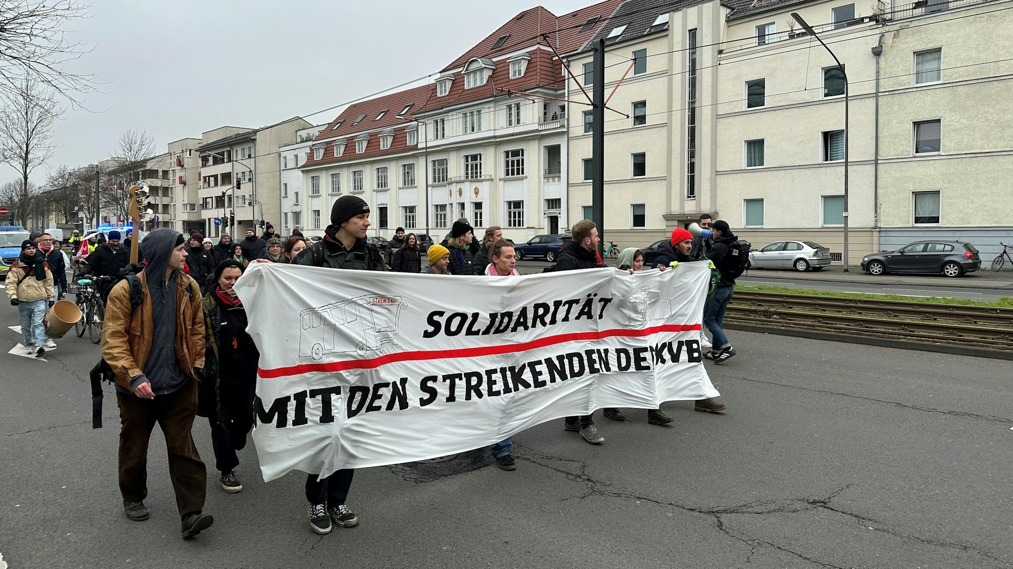30 bis 40 vor allem junge Menschen zogen - begleitet von der Polizei - über die Amsterdamer Straße zum KVB-Betriebshof Nord in der Friedrich-Karl-Straße, dort stehen die Streikposten der KVB-Beschäftigen.