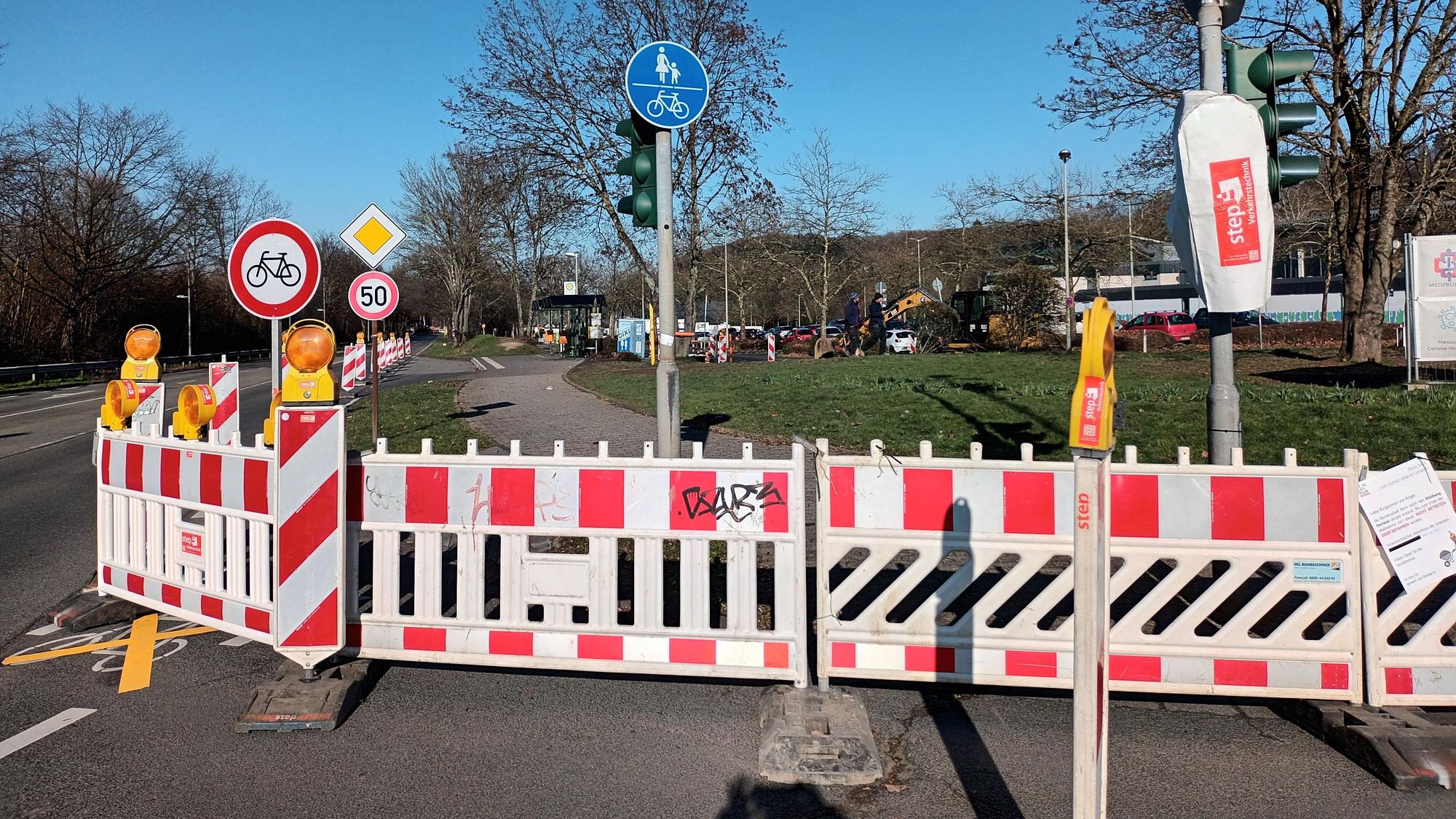Die Bushaltestelle Schulzentrum in Lohmar ist mit Baustellenzäunen abgesperrt