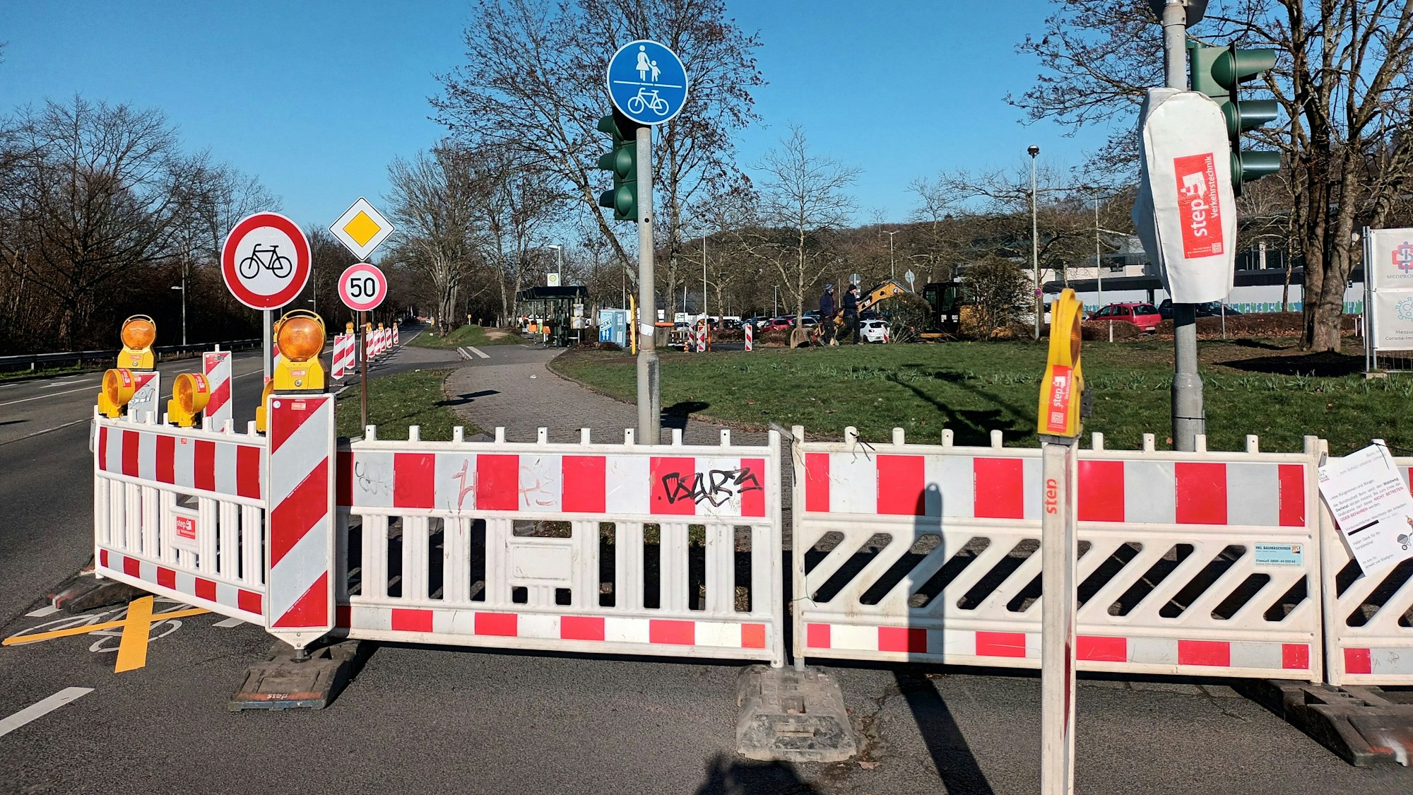 Die Bushaltestelle Schulzentrum in Lohmar ist mit Baustellenzäunen abgesperrt