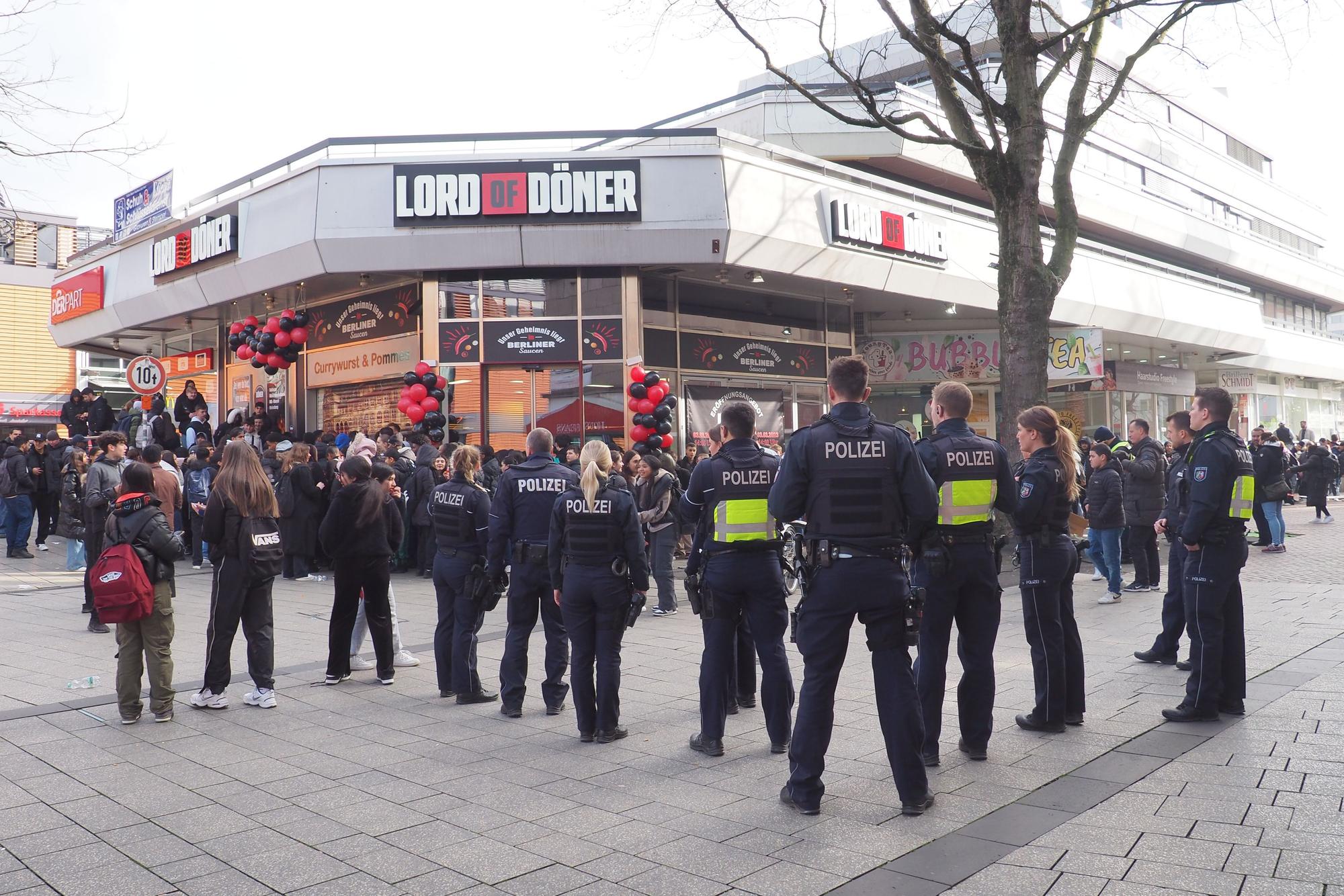Die Polizei überwacht die Eröffnung des Dönerladens.