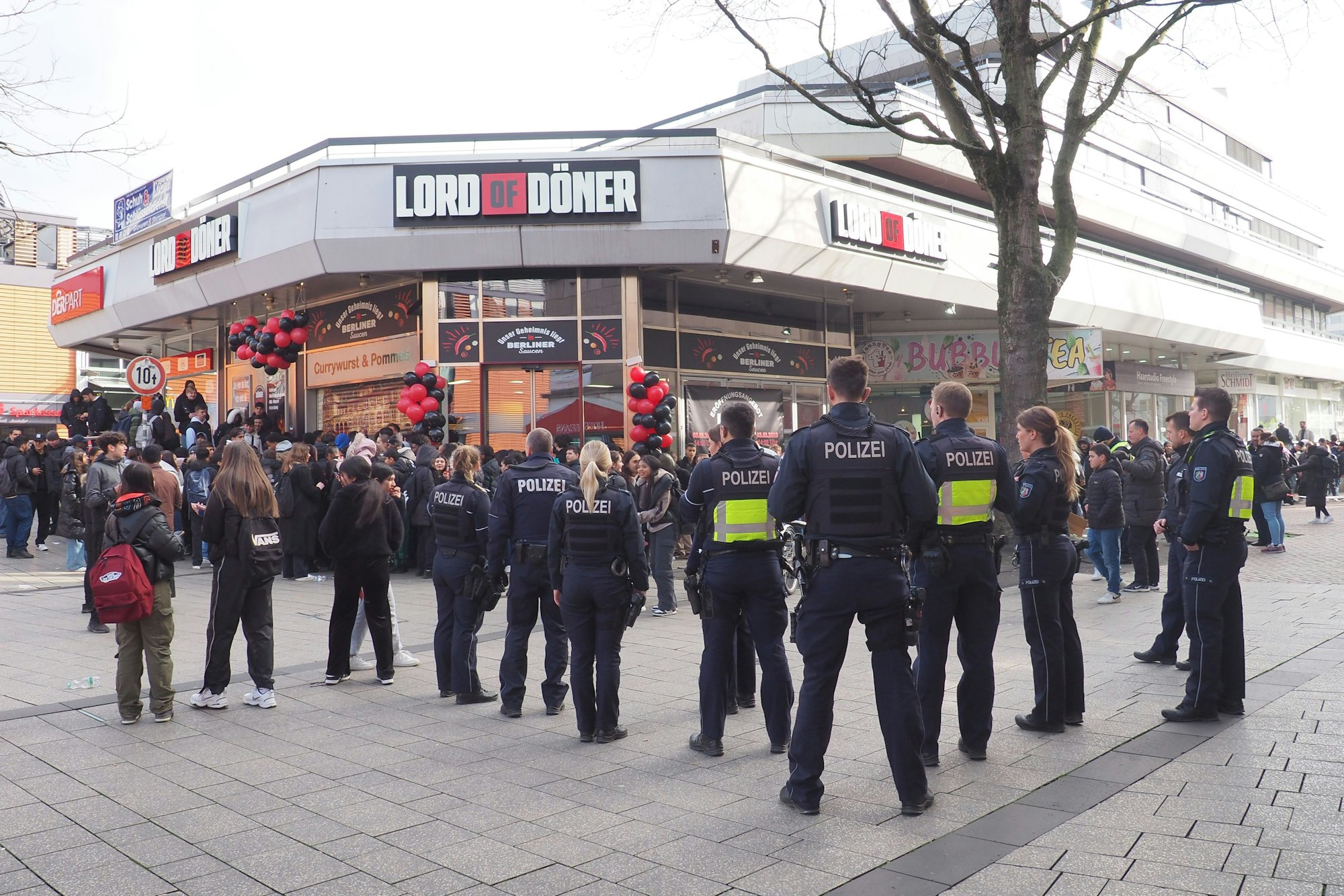 Die Polizei überwacht die Eröffnung des Dönerladens.