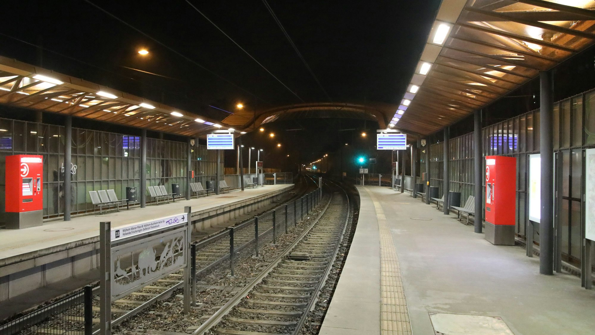 Die Haltestelle Zoo/Flora ist am Morgen menschenleer.