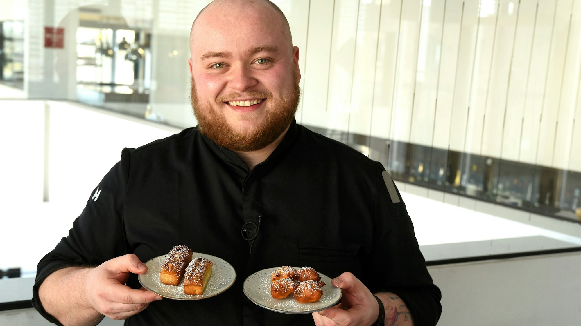 Hannes Radeck hält Gebäck in der Hand