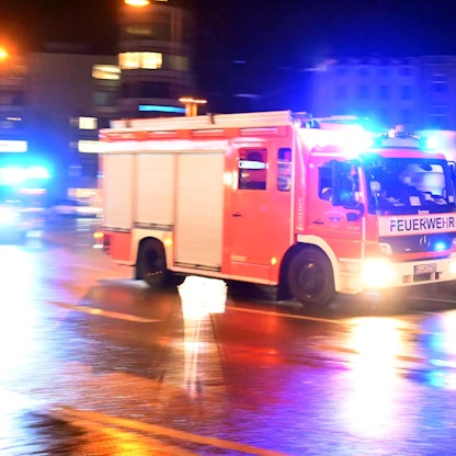 17.01.2022 Köln.
Die Feuerwehr rast über den Neumarkt.