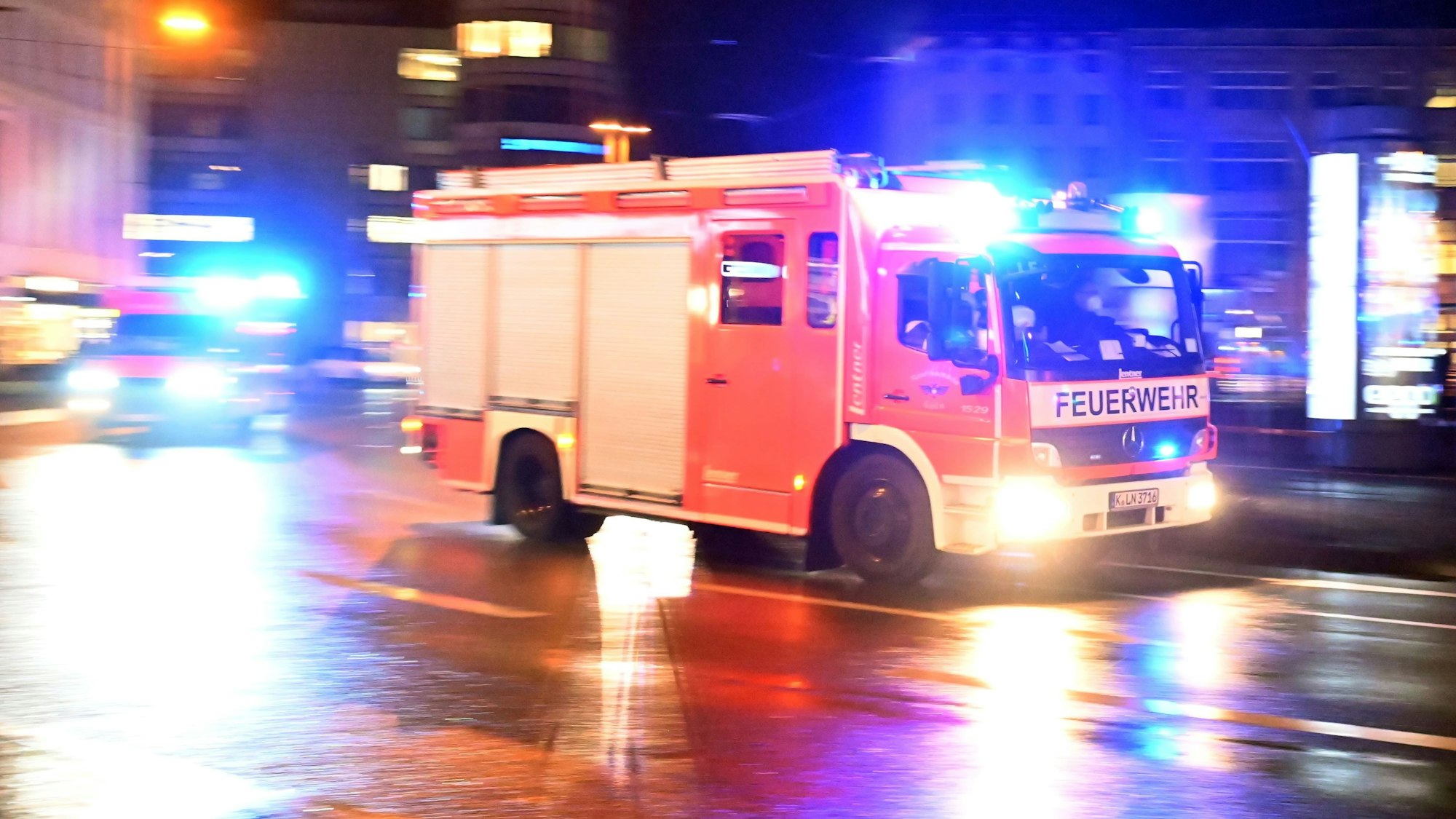 17.01.2022 Köln.
Die Feuerwehr rast über den Neumarkt.