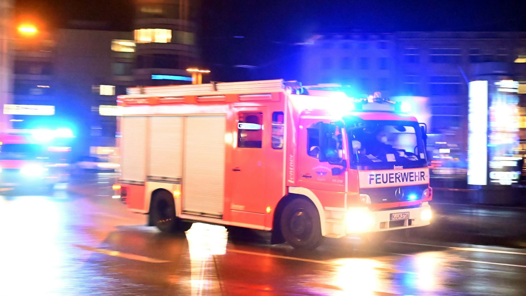Die Feuerwehr rast über den Neumarkt.