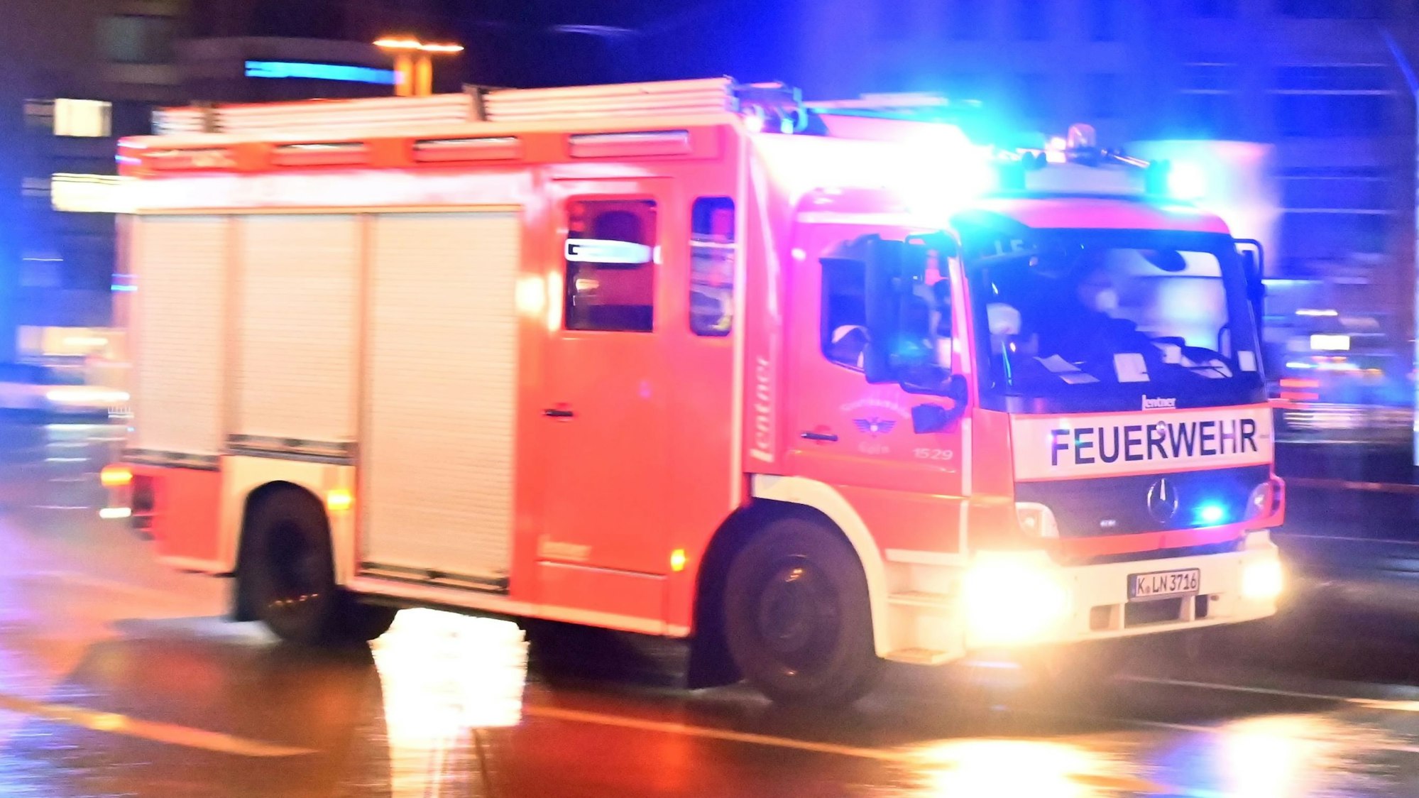 Ein Feuerwehrfahrzeug rast über den Neumarkt.