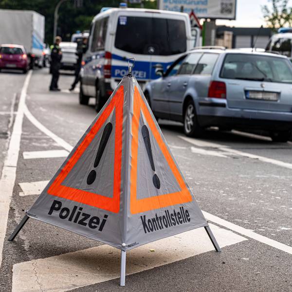 Die Polizei hat einen Lkw in Aachen gestoppt und staunte nicht schlecht. Unser Symbolfoto zeigt Beamten der Bundespolizei bei einer Kontrolle.