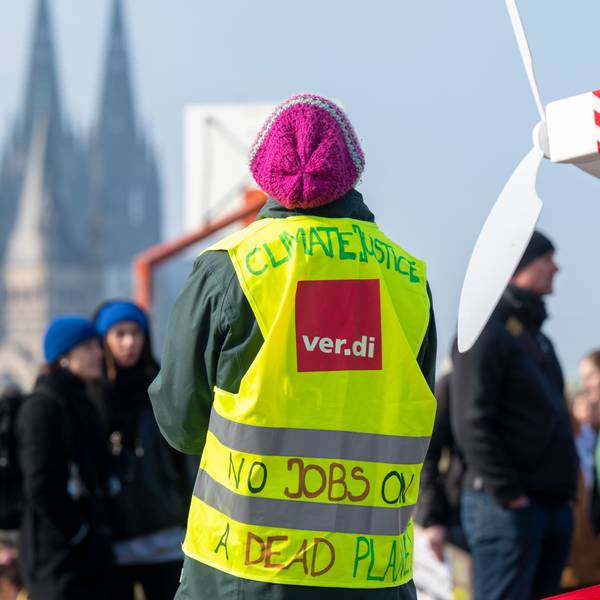 Köln: Ein Gewerkschafter demonstriert fürs Klima. Abschlusskundgebung der Organisation Fridays for Future (Globaler Klimastreik) und Verdi nach einer Demonstration zu Klima- und Verkehrswende.