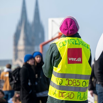 Köln: Ein Gewerkschafter demonstriert fürs Klima. Abschlusskundgebung der Organisation Fridays for Future (Globaler Klimastreik) und Verdi nach einer Demonstration zu Klima- und Verkehrswende.