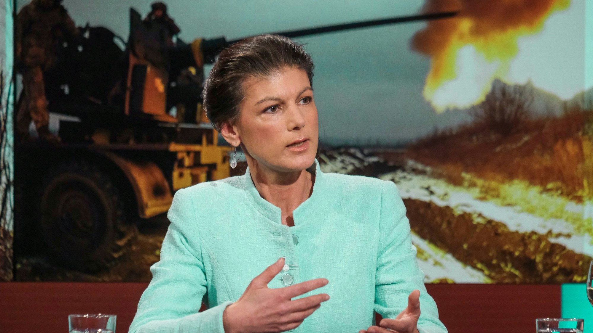 HANDOUT - 27.02.2023, ---: Sahra Wagenknecht, Bundestagsabgeordnete der Partei Die Linke und Mitinitiatorin der Initiative ·Manifest für den Frieden·, spricht während der ARD-Sendung "hart aber fair". Wagenknecht hat mit Äußerungen zu Vergewaltigungen ukrainischer Frauen durch russische Soldaten eine Kontroverse ausgelöst. Foto: Oliver Ziebe/WDR/dpa - ACHTUNG: Nur zur redaktionellen Verwendung im Zusammenhang mit der aktuellen Berichterstattung und nur mit vollständiger Nennung des vorstehenden Credits +++ dpa-Bildfunk +++