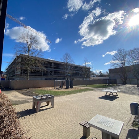 Das Foto zeigt den Neubau der Erich-Kästner-Realschule. Sie würde aufgelöst werden, wenn sich in Brühl der Bedarf für eine zweite Gesamtschule bestätigt.