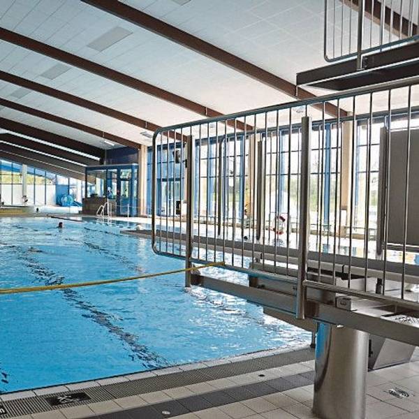 Das Foto zeigt das große Becken in der Erftlagune in Kerpen.