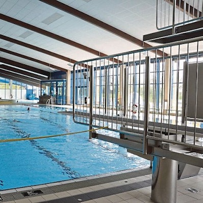 Das Foto zeigt das große Becken in der Erftlagune in Kerpen.