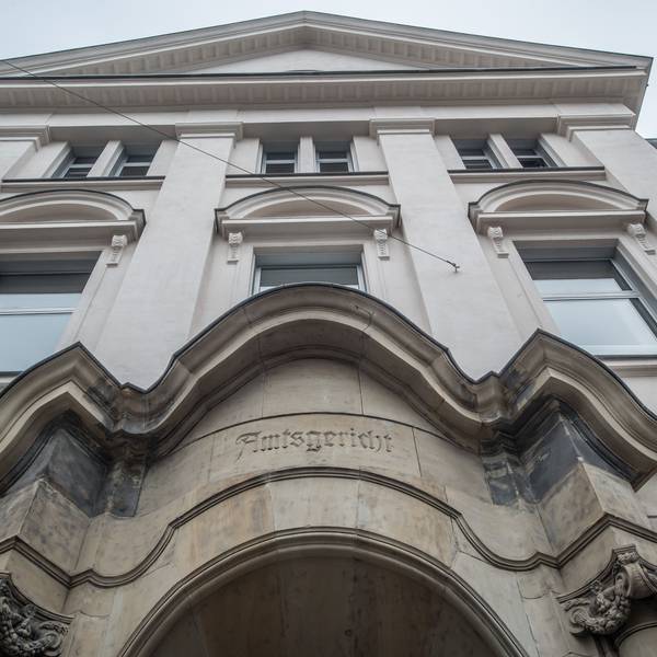 Der Eingang zum Altbau des Amtsgerichts Leverkusen