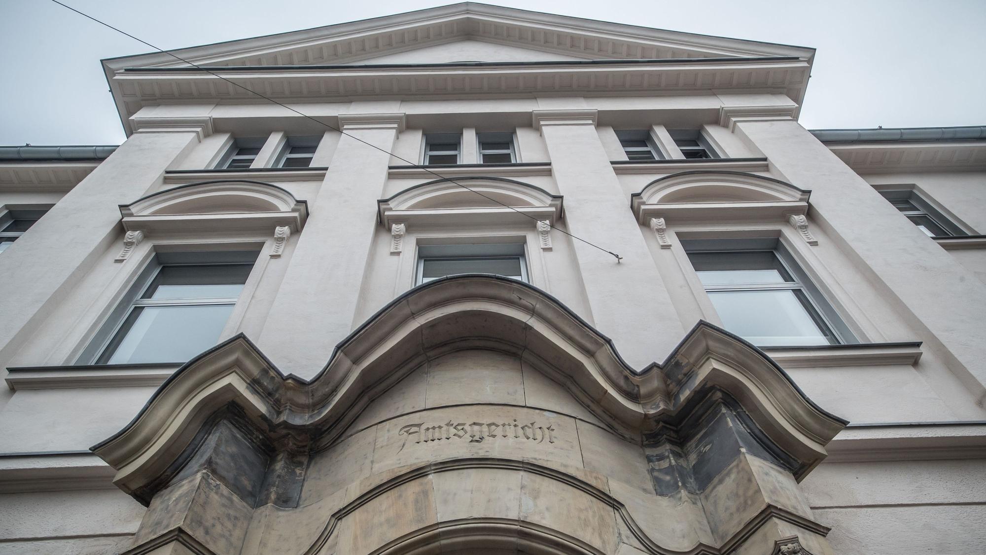 Der Eingang zum Altbau des Amtsgerichts Leverkusen