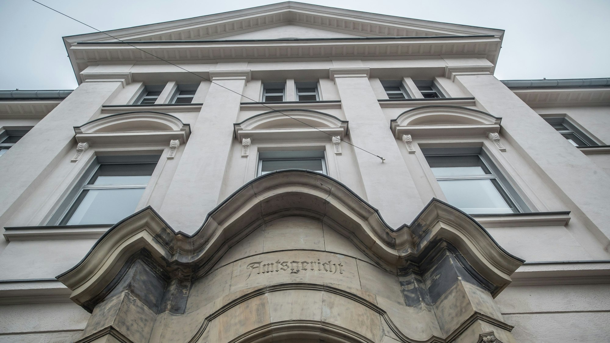 Der Eingang zum Altbau des Amtsgerichts Leverkusen