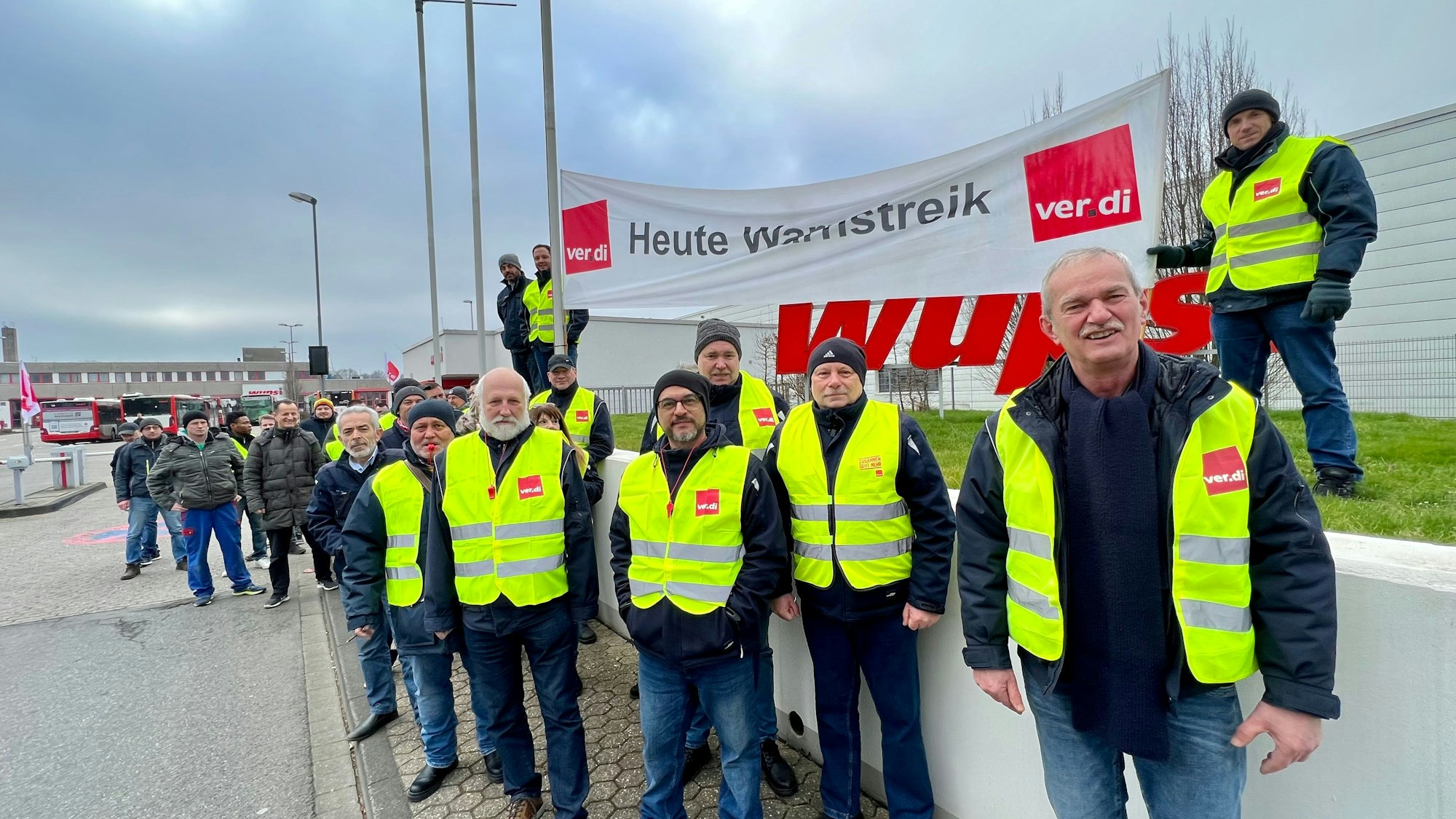 Streikende in Verdi-Warnwesten beim Warnstreik am Wupsi-Betriebshof Fixheide
