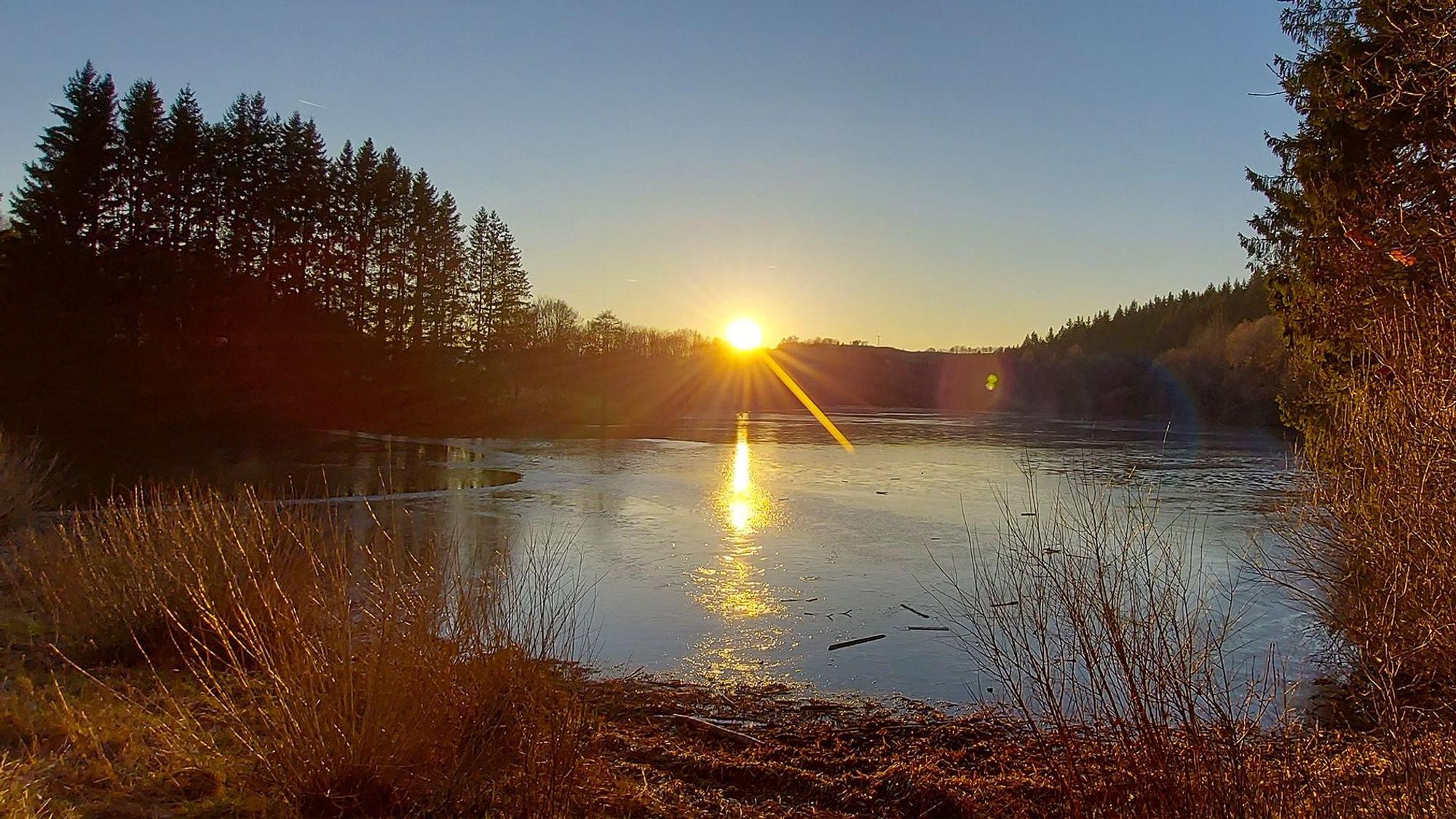 Vorstau des Kronenburger Sees bei Sonnenuntergang.