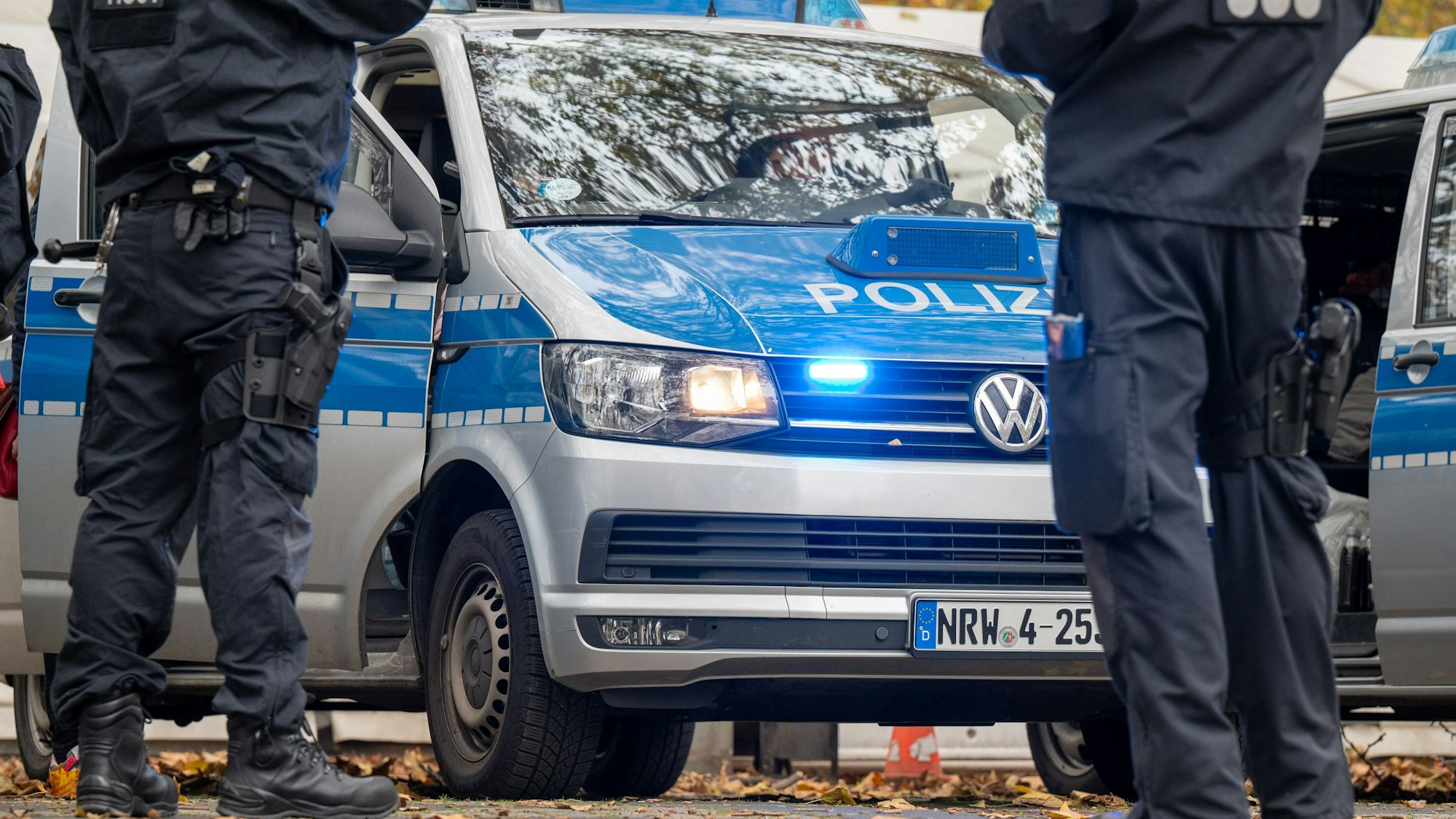 Polizisten und Einsatzfahrzeuge der Polizei.