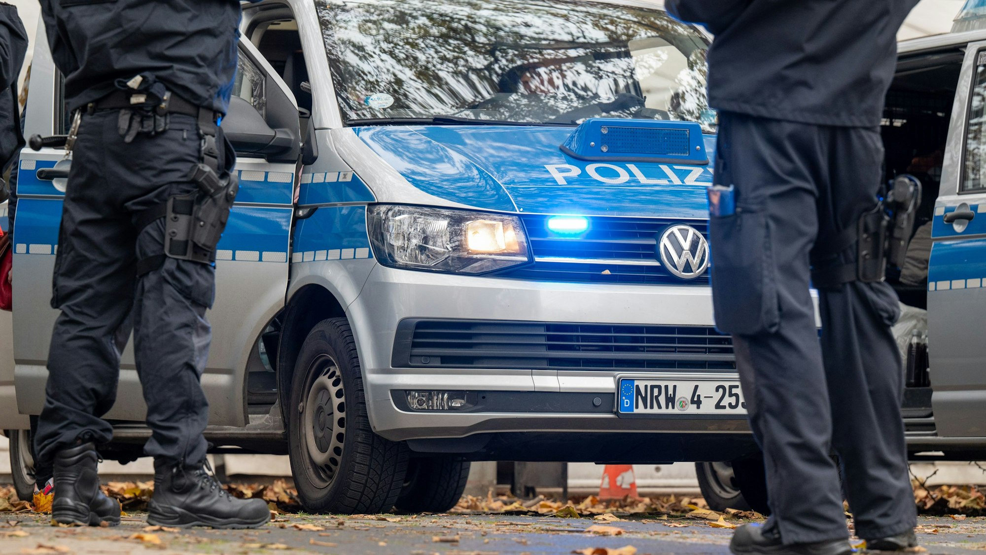 Polizisten und Einsatzfahrzeuge der Polizei.
