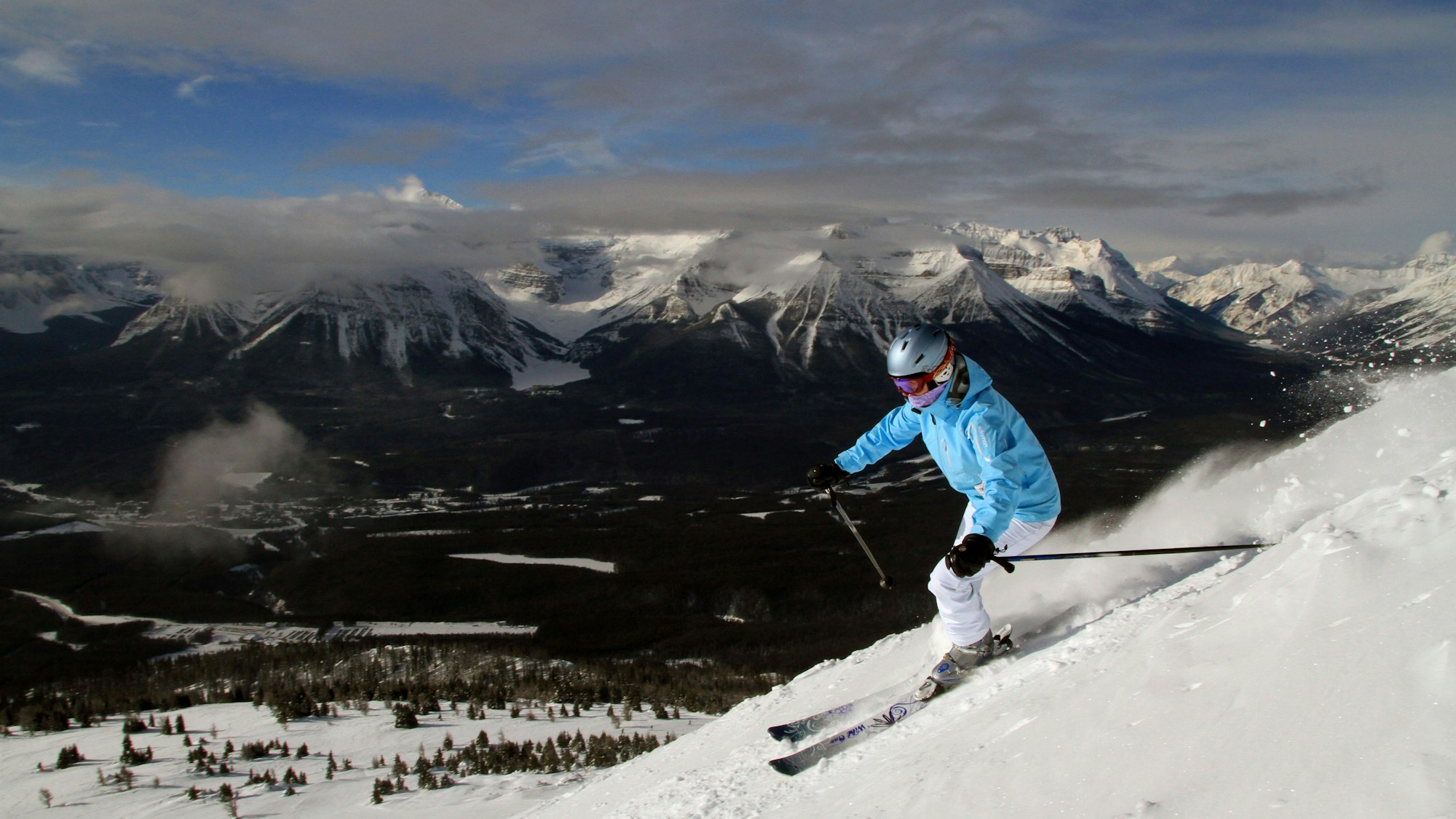 Ein Skifahrer fährt im Banff Nationalpark in den kanadischen Rocky Mountains einen Berg hinunter. In der Nähe starben dort nun drei deutsche Skifahrer nach einem Lawinenagbang. (Symbolbild)