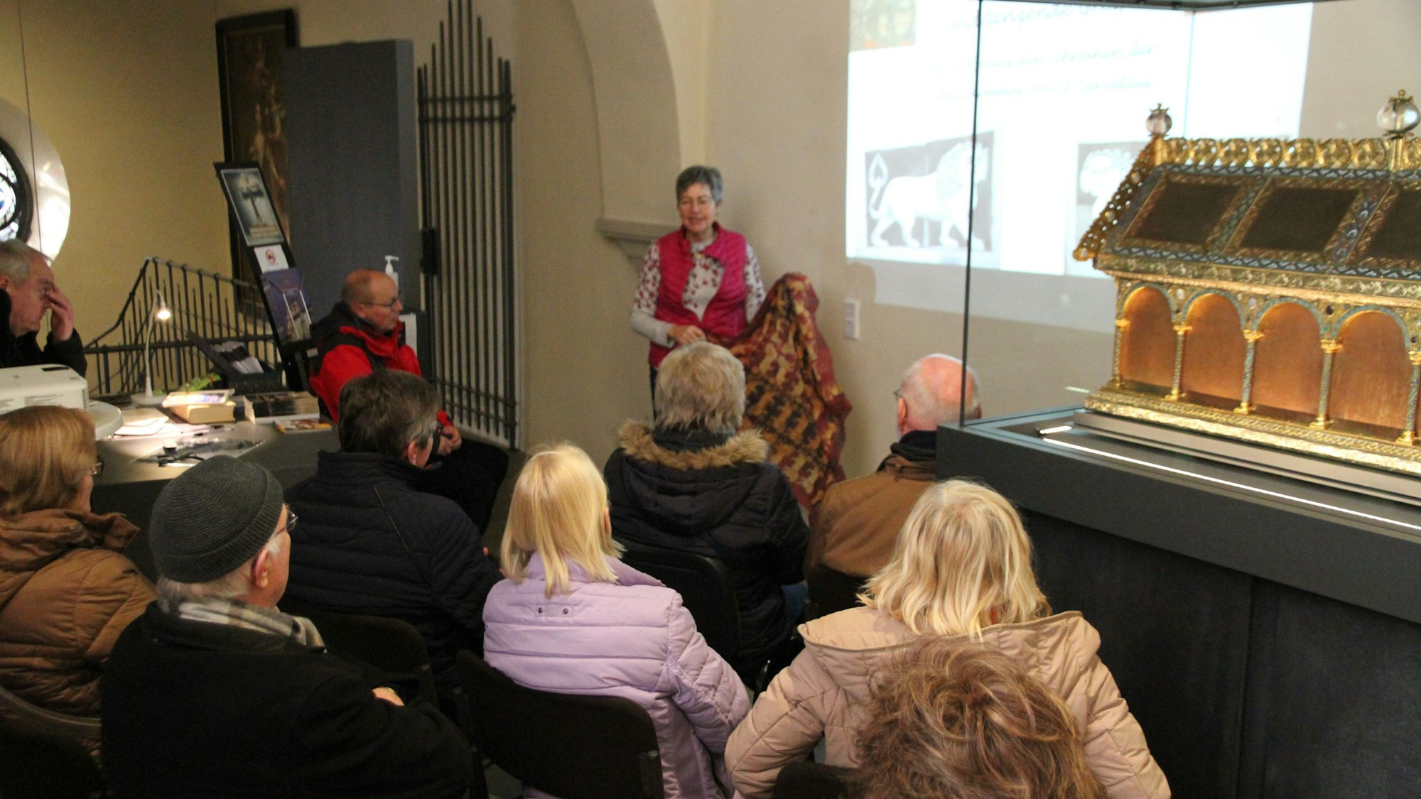 Dr. Andrea Korte-Böger bei einem Vortrag in der Schatzkammer St. Servatius mit wertvollem Tuche.