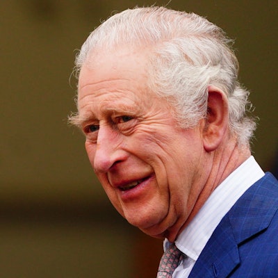 König Charles III. lächelt bei einem Termin. Bald kommt er nach Deutschland.