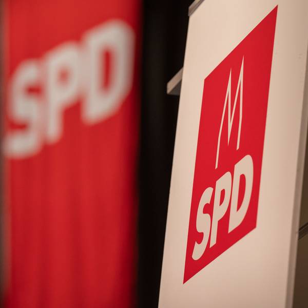 SPD-Fahnen vor schwarzen Hintergrund