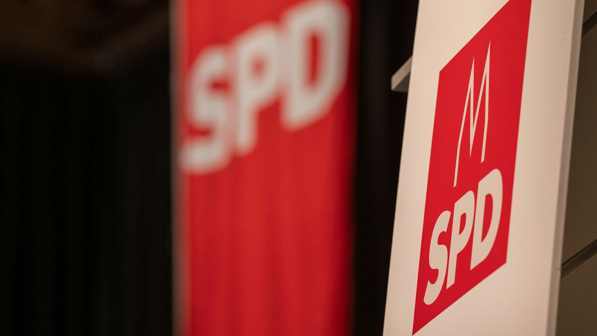 Das Bild zeigt zwei SPD-Schriftzüge.