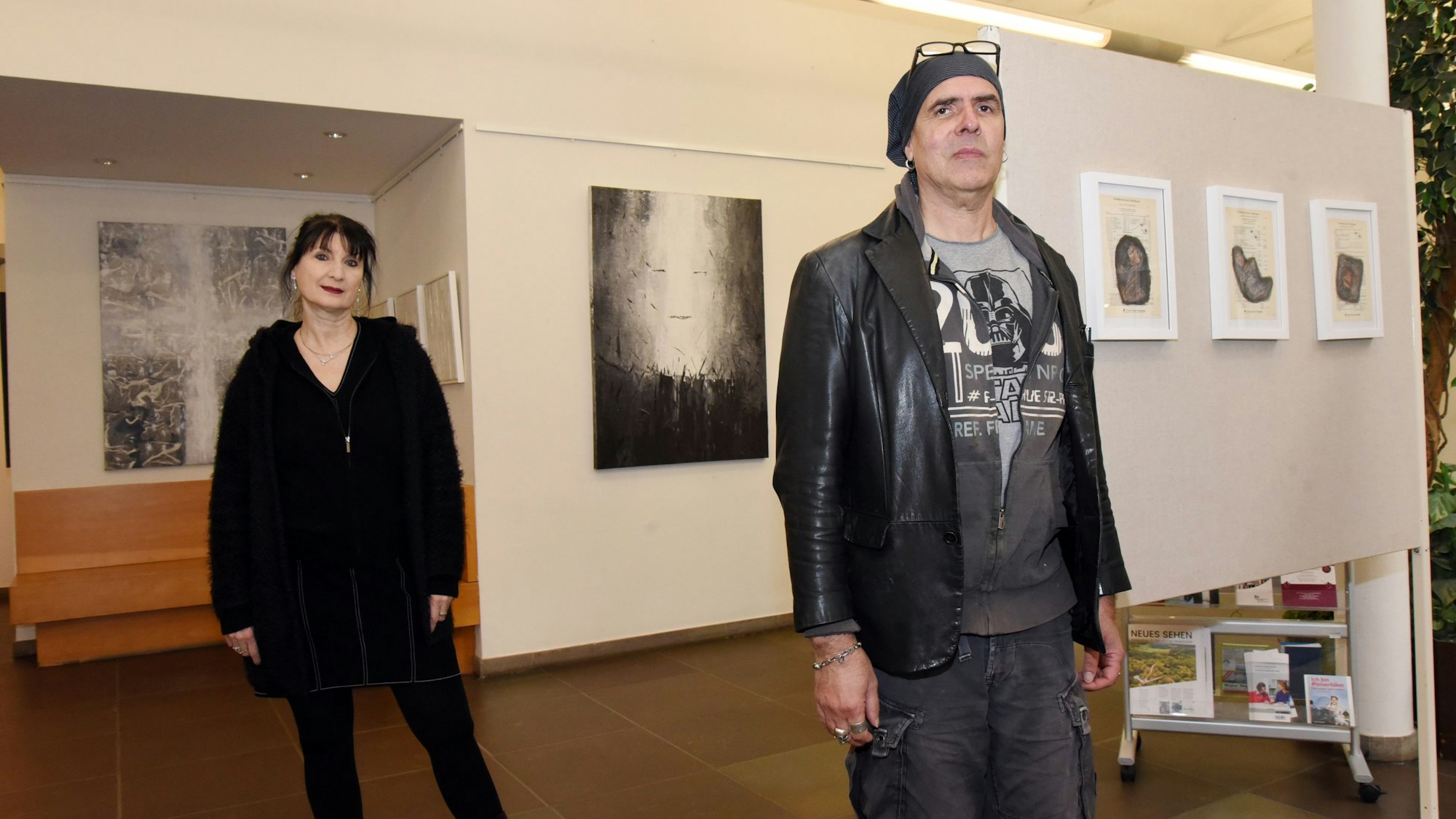 Die Künstler Manuele Klein und Detlev Weigand in ihrer Ausstellung im Foyer des Rathauses von Engelskirchen.