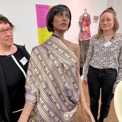 Im März 2023 hatte das Team des Frauennotrufs die Ausstellung „What are you wearing“ om doe Stadtbibliothek geholt.