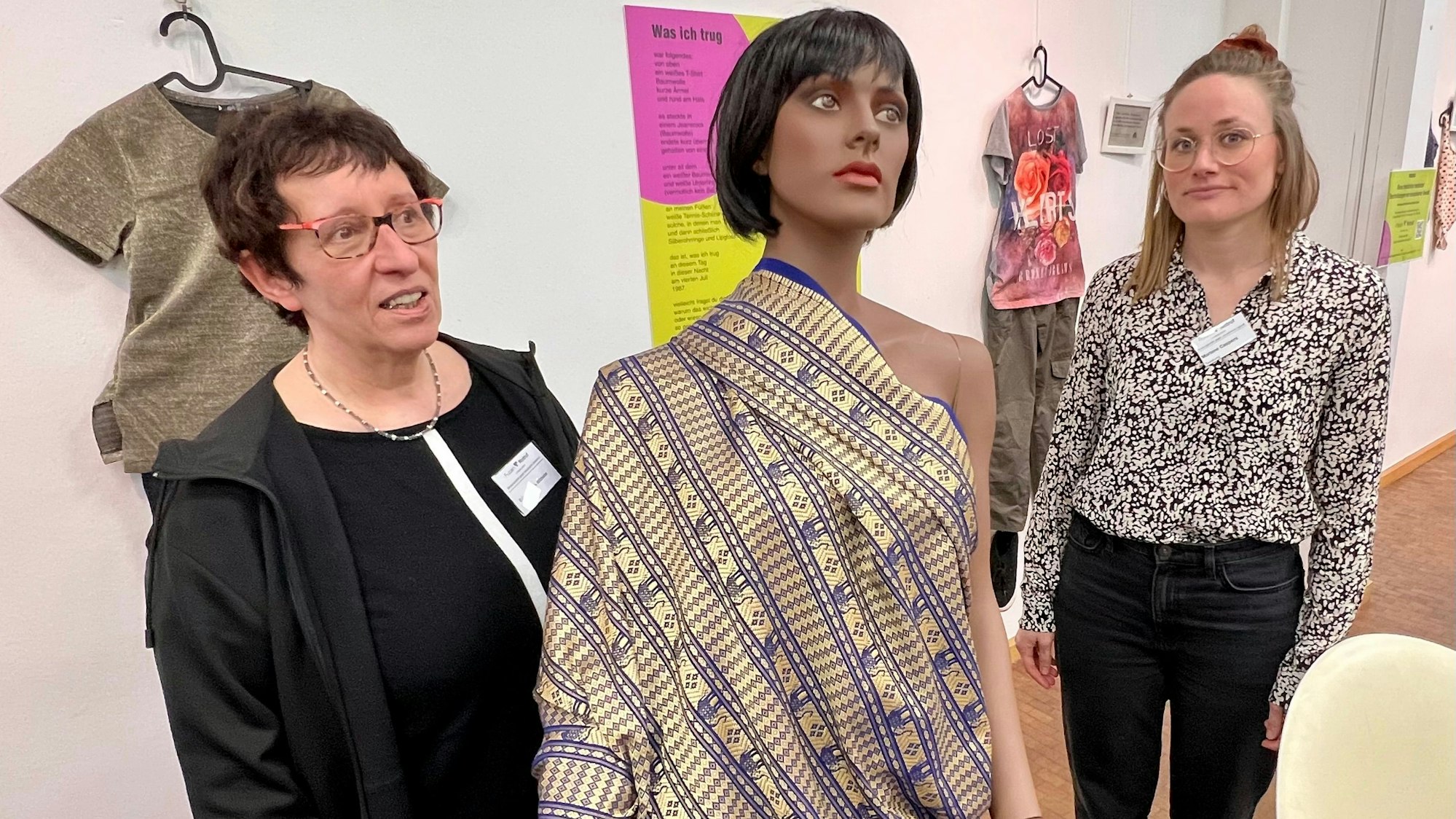 Sabine Rusch-Witthohn und Marlene Caspers in der Ausstellung "What awere you wearing des Frauennotrufs in der Stadtbücherei