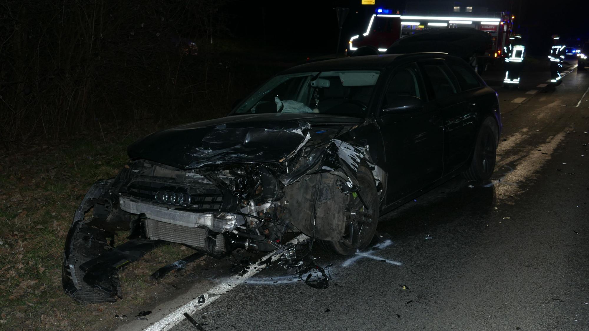 Ein Auto, das vom Unfall an der Vorderseite zerstört ist, steht am Straßenrand