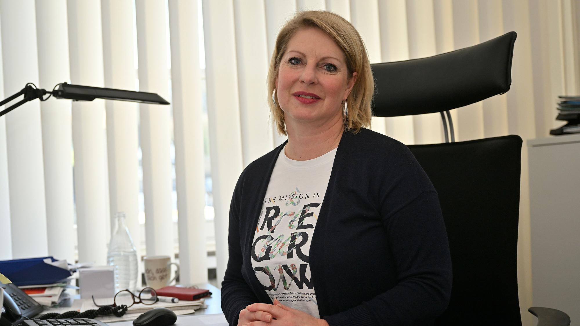 Claudia Kruse, Wirtschaftsförderin in Odenthal, sitzt an ihrem Schreibtisch.