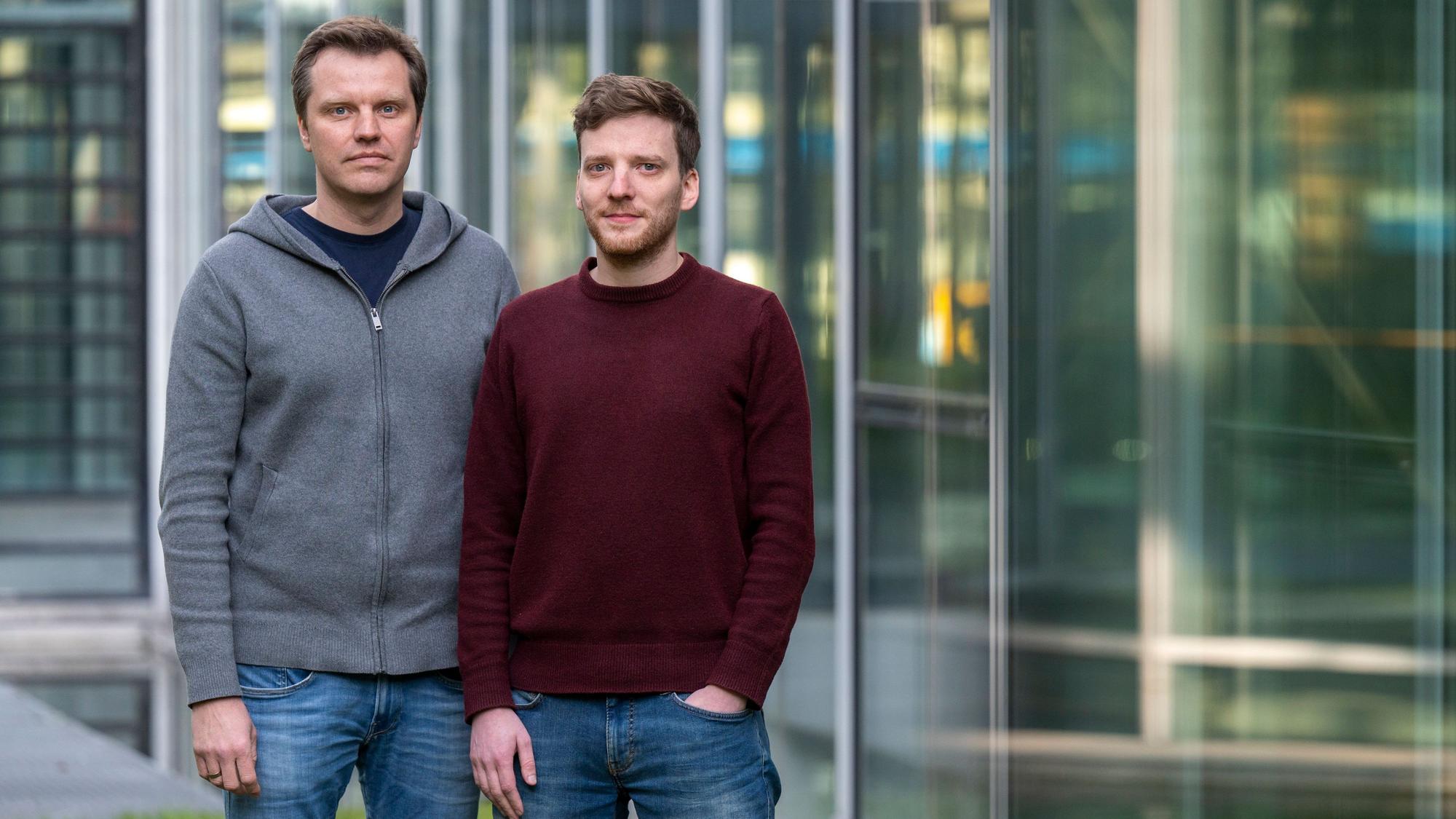 Das Bild zeigt die Redakteure Tim Stinauer und Alexander Holecek.