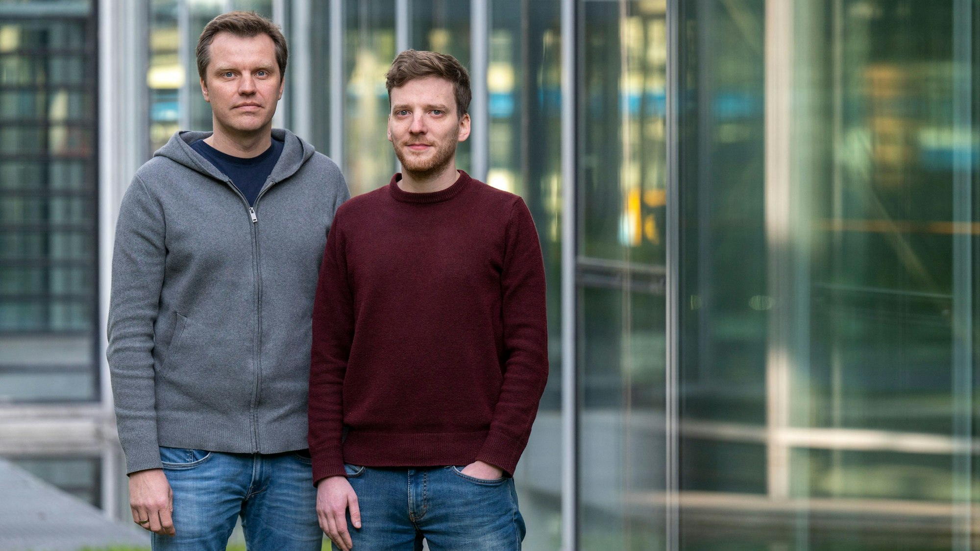 Das Bild zeigt die Redakteure Tim Stinauer und Alexander Holecek.