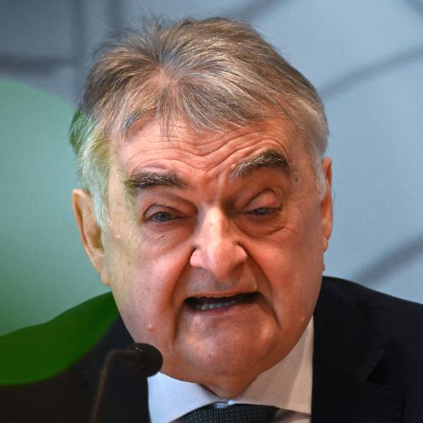 Reul vor einem Mikrofon